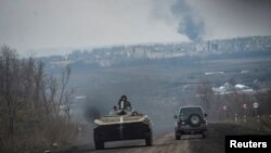 우크라이나군 장병들이 지난 6일 동부 격전지 바흐무트 전선에서 보병 전투차량(왼쪽)을 타고 이동하고 있다. (자료사진)