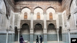 Des touristiques visitent une mosquée historique à Fès, Maroc, 7 février 2016. 
