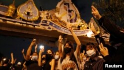 ក្រុម​អ្នក​តវ៉ា​គាំទ្រ​លទ្ធិប្រជាធិបតេយ្យ​ដែល​​ប្រឆាំង​រដ្ឋាភិបាលថៃ​បាន​លើក​សញ្ញា​ម្រាម​ដៃ ៣ ក្នុង​អំឡុង​បាតុកម្ម​នៅ​ទី​ក្រុង​បាងកក​កាល​ពី​ថ្ងៃ​ទី​២១ ខែ​តុលា ឆ្នាំ​២០២០។