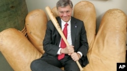 토마스 모나한이 지난 2006년 미시간주 앤아버에 소재한 그의 사무실에서 야구 배트를 들고 포즈를 취하고 있다. 