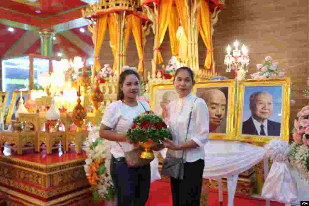 ពលរដ្ឋ​ខ្មែរ​ដែល​កំពុង​ធ្វើការ​នៅ​ប្រទេស​ថៃ កំពុង​ថត​រូប​ក្នុង​ពិធី​បុណ្យ​ភ្ជុំបិណ្ឌ​ នៅ​វត្ត​ស៊ីសុដារ៉ាម ក្នុង​ទីក្រុង​បាងកក នៅ​ថ្ងៃទី​២២​ ខែ​កញ្ញា ឆ្នាំ​២០១៩។ (កាន់ វិច្ឆិកា/VOA)