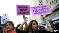 ایڈز کے عالمی دن کے موقع پر کراچی میں منعقدہ ریلی میں خواجہ سرا شریک ہیں۔ 