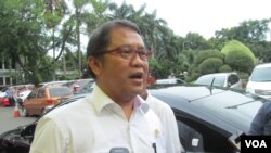 Menkominfo Rudiantara menjelaskan soal situs yang dianggap ikut menyebarkan paham radikal yang di blokir Pemerintah di kantor Kemenko Polhukam (Foto: VOA/dok).