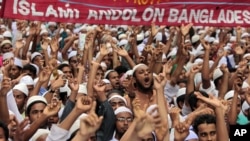 Muslim di Dhaka, Bangladesh, meneriakkan slogan protes terhadap video anti-Islam. (AP/A.M. Ahad)