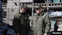 Waziri wa Ulinzi wa Russia, Sergei Shoigu (Kulia) alipowatembelea wanajeshi wanaopigana nchini Ukraine Jumamosi Machi 4, 2023.