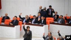 Suriya hujumi Turkiya parlamenti muhokamasida