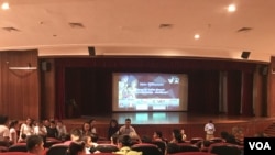 Pictures of audiences in the hall of Chaktomuk Theatre before the event "Mouy Mern Ah Lai" started on the 4th August 2017. (Vann ChansopheakVatey/ VOA Khmer)