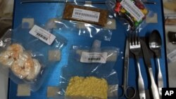 Nampan seperti yang umum digunakan di pesawat antariksa menunjukkan contoh-contoh makanan yang tersedia bagi para astronot.