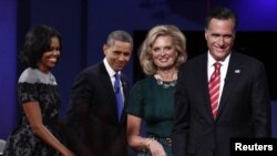 Dari kiri ke kanan, Ibu Negara Michelle Obama, Presiden Obama, Ann Romney dan Mitt Romney, usai debat ketiga dan terakhir, Senin (22/10).
