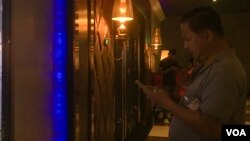 រូបឯកសារ៖ បុរស​ម្នាក់​កំពុង​ប្រើ​ទូរស័ព្ទ ​ខណៈ​ពេល​កំពុង​អង្គុយ​រង់ចាំ​ ការបញ្ចាំង​ភាពយន្ត​​នៅ​ឯ​រោង​ភាពយន្ត​ Major Cineplex​ នៃ​ផ្សារ​ទំនើប​អ៊ីអន​ ក្នុង​រាជធានី​ភ្នំពេញ​ កាល​ពី​ថ្ងៃ​ទី​២១​ ខែ​កញ្ញា​ ឆ្នាំ​២០១៧​។​