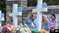 Učenici ispred škole u Nešvilu gde je ubijeno šest osoba