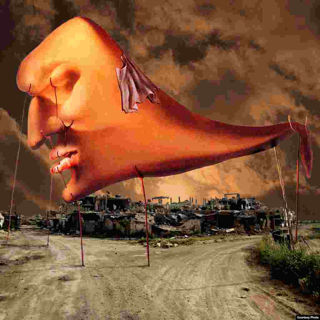 Lukisan Salvador Dali berjudul “The Sleep” melayang di atas toko-toko dan rumah-rumah yang hancur di pinggir Idlib, Suriah. 