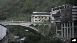 Wilayah China terlihat di sebelah kanan Friendship Bridge dari desa Liping di perbatasab Nepal-Tibet, 105 kilometer sebelah utara Katmandu (Foto: dok). 