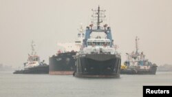 Kapal-kapal kargo di Terusan Suez, Mesir (foto: dok). Banyak perusahaan pelayaran kini menghindari Terusan Suez akibat serangan Houthi di Laut Merah. 