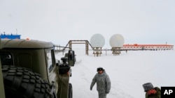 资料照片：俄罗斯士兵站在俄罗斯纳古尔斯科耶附近亚历山大地岛的一处雷达设施前。该设施是俄罗斯最北端的军事前哨。(2021年5月17日)