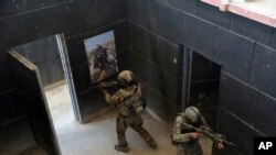 아프간 정부 병사들이 카불 군사훈련센터에서 훈련에 참여하고 있다. 