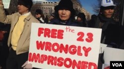 Cambodian Americans are protesting at the White House against violence in Cambodia and demanding the release of 23 union leaders and workers, and reelection. (Men Kimseng VOA, VOA Khmer)