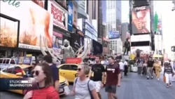 Upozorenje na globalno zatopljavanje. Flote holograma iznad Times Square-a