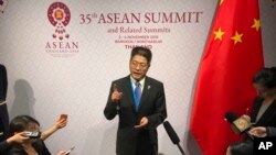 中国外交部副部长乐玉成2019年11月4日在东盟峰会上对记者讲话。(美联社照片)