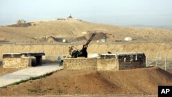 Seorang penjaga keamanan berjaga di fasilitas pengayaan nuklir Iran di Natanz, 300 km, arah selatan dari Ibu Kota Iran, Tehran, 9 April 2007. 