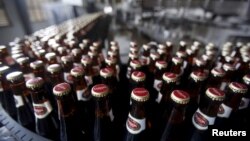 Bottles of beer move along a production line at a factory of Saigon Beer Corporation (Sabeco) in Hanoi, Vietnam May 26, 2015. 