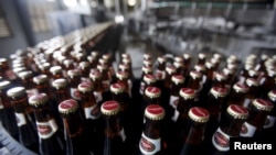 Des bouteilles de bières fabriquées à Hanoi, au Vietnam, le 26 mai 2015. 
