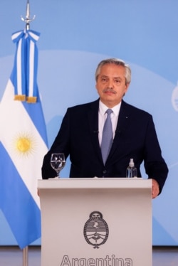 Presiden Argentina Alberto Fernandez menyampaikan pesan yang direkam dari Casa Rosada di Buenos Aires pada 20 Mei 2021. (ESTEBAN COLLAZO / Argentinian Presidency / AFP)