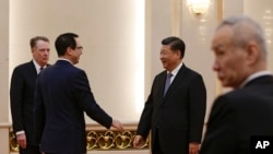 Menteri Keuangan AS Steven Mnuchin (kedua dari kiri) berbincan dengan Presiden Cina Xi Jinping didampingi Perwakilan Dagang AS Robert Lighthizer (kiri) dan Wakil PMi China Liu He (kanan), sesaat sebelum dimulainya pertemuan di Aula Besar Rakyat China, Beijing, 15 Februari 2019.