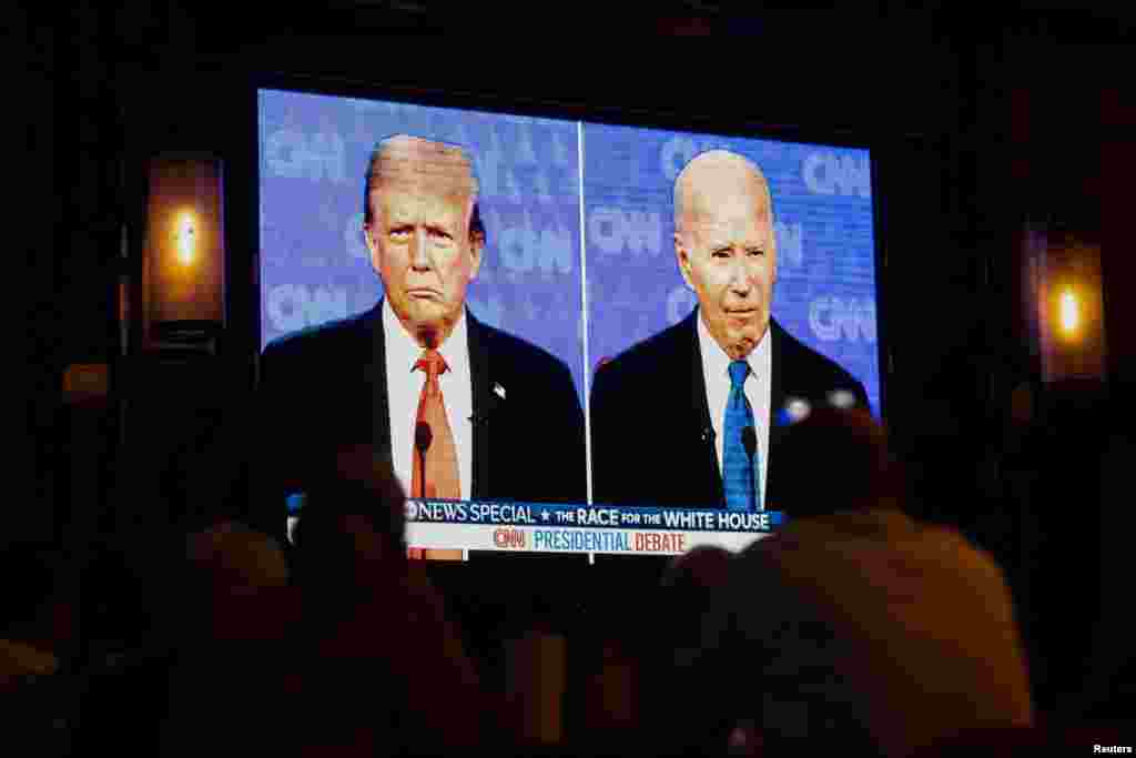 Raia wa Marekani wanaoishi Mexico wakusanyika kuangalia mdahalo wa CNN wa wagombea urais kati ya&nbsp; Rais wa zamani Donald Trump na Rais wa Marekani Joe Biden katika mji wa Mexico City