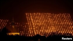 ფერდობზე გაშენებული ვენახის რიგებში დაყენებული გამათბობლები