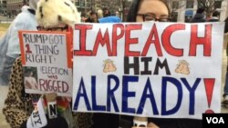 Para demonstran anti-Trump di dalam protes dekat Gedung Putih (20/1). (VOA/G. Flakus)