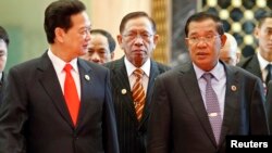 Unos 300 venezolanos se reunieron hoy en Caracas para protestar por el año que lleva encarcelado el líder opositor Leopoldo López. [Foto: Alvaro Algarra, VOA]