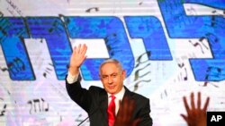 Perdana Menteri Israel Benjamin Netanyahu melambaikan tangan ke arah pendukungnya di markas Partai Likud di Jerusalem setelah hasil jajak pendapat keluar TPS (exit poll) pemilihan parlemen, 24 Maret 2021. 