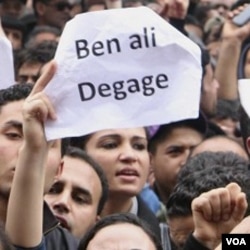 Para demonstran di Tunis menuntut Presiden Ben Ali untuk mundur dari jabatannya.