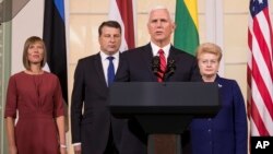 AQSh Vitse-prezidenti Mayk Pens (minbarda) Estoniya, Latviya va Litva rahbarlari bilan, 31-iyul, 2017-yil