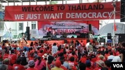 Para demonstran 'Kaos Merah' di Bangkok melakukan unjuk rasa 20 April 2010, sebelum penumpasan oleh militer Thailand.