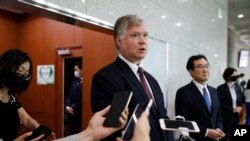 지난 7월 서울을 방문한 스티브 비건 미국 국무부 부장관 겸 대북특별대표가 기자들의 질문에 답하고 있다.