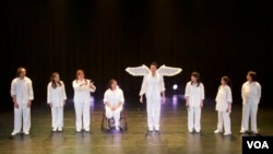 香港聋人舞蹈家黄耀邦(右四)创立的《森林乐》舞团星期六(1月18日)在台北演出15周年作品《手舞触动2－You'll Never Dance Alone》(美国之音特约记者李昕儒摄影)