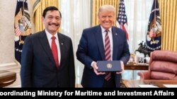 លោក​ប្រធានាធិបតី Donald Trump (ដូណាល់ ត្រាំ) បាន​ជួប​ជាមួយ​រដ្ឋមន្ត្រី​សម្រប​សម្រួល​កិច្ចការ​ដែន​សមុទ្រ និង​ការវិនិយោគ​ប្រទេស​ឥណ្ឌូណេស៊ី​លោក Luhut Binsar Pandjaitan នៅ​ថ្ងៃទី១៧ ខែវិច្ឆិកា ឆ្នាំ២០២០។