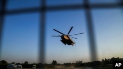 เฮลิคอปเตอร์อิสราเอลขณะนำส่งตัวประกันชาวไทย ที่กลุ่มฮามาสปล่อยตัวเมื่อพฤหัสบดีที่ 30 มกราคม 2025 ซึ่งเป็นหนึ่งในชุดตัวประกันที่ทยอยได้รับอิสรภาพ แลกกับนักโทษปาเลสไตน์ภายใต้เงื่อนไขข้อตกลงหยุดยิง (ที่มา:AP)