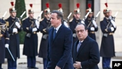 Le Premier ministre britannique David Cameron avec le président François Hollande arrivent au Palais de l'Élysée après une visite au Bataclan, à Paris, le 23 novembre 2015.