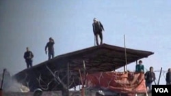 ამბოხებული პატიმრები დრანდის ციხის სახურავზე, ოკუპირებული აფხაზეთი, 2015 წლის 12 დეკემბერი 