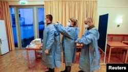 Tim vaksinasi dari Angkatan Bersenjata Jerman, Bundeswehr, bersiap memberikan vaksin Covid-19 buatan Pfizer/BioNTech di rumah lansia Agaplesion Bethanien Sophienhaus di Berlin, Jerman, Minggu, 27 Desember 2020, 