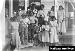 Sut ichayotgan, silga chalingan bolalar, Finiks hindu maktanbi, Arizona, 1890-1910 yillar