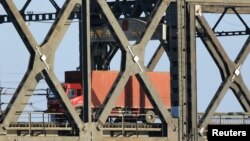 지난 2일 북한 신의주에서 중국 단둥으로 향하는 화물차가 압록강 조중우의교를 건너고 있다.