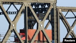 북한 신의주에서 중국 단둥으로 향하는 화물차가 조중우의교를 건너고 있는 모습. (자료사진)