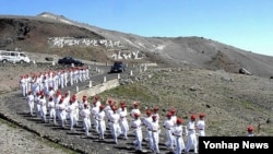 지난 2012년 북한 청년절을 맞아 백두산 정상에서 진행된 횃불 이어달리기. (자료사진)