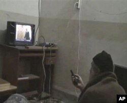 Osama bin Laden televizorda AQSh rahbari Barak Obamani tomosha qilmoqda... Surat o'ldirilishidan bir necha oy oldin olingani ma'lum.