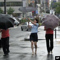 Muifa brings rain, strong winds to Seoul, South Korea.