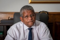 Presiden Wavel Ramkalawan berbicara kepada The Associated Press di State House di ibu kota Victoria, Pulau Mahe, Seychelles Kamis, 25 Februari 2021. (Foto: AP/Salim Ally)